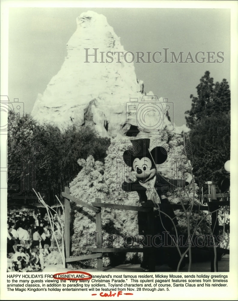 1992 Press Photo Mickey Mouse in Disneyland&#39;s &quot;Very Merry Christmas Parade&quot;- Historic Images