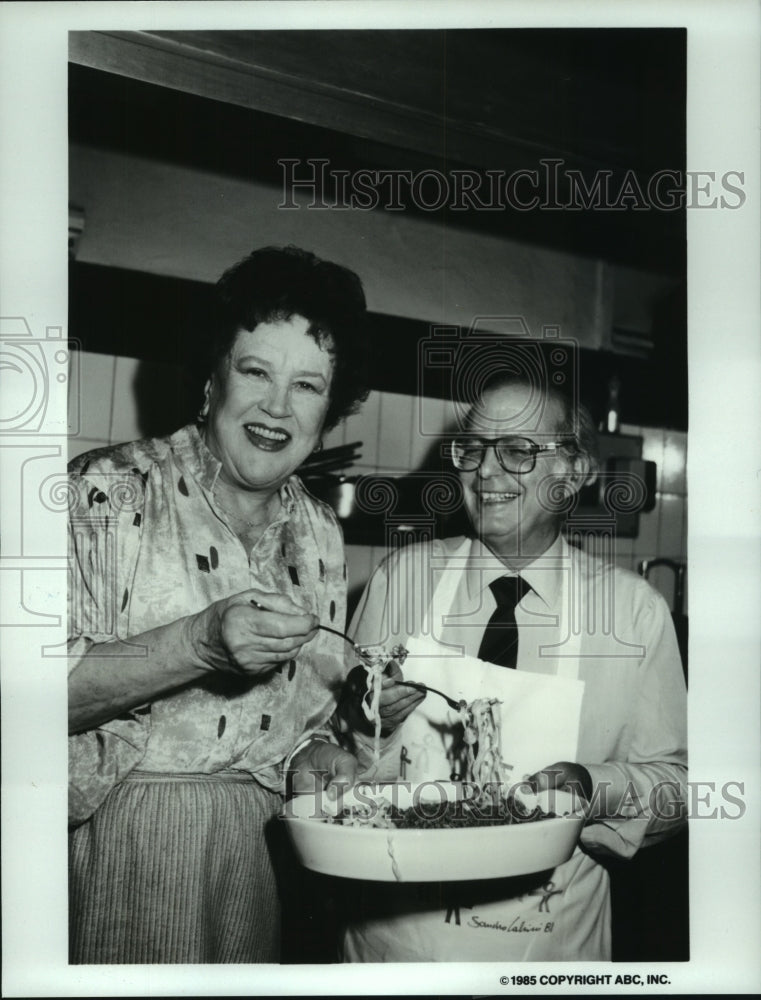 1985 Press Photo Julia Child, Vincenzo Buonassisi for &quot;Good Morning America&quot;- Historic Images