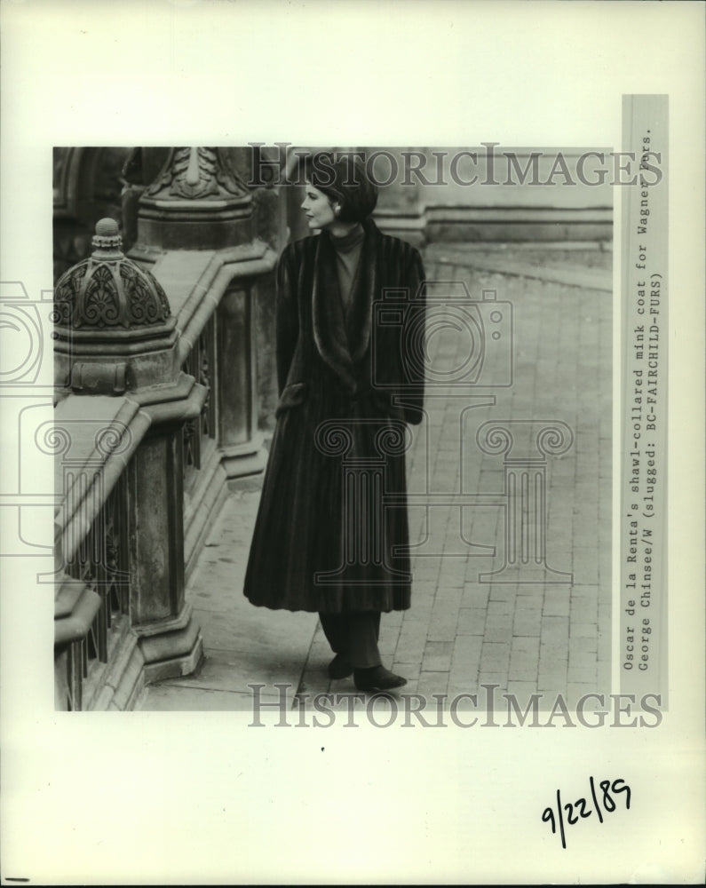 1985 Press Photo Oscar de la Renta Shawl Collar Mink Coat for Wagner Furs- Historic Images