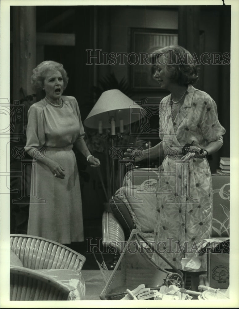 1986 Press Photo Actress Betty White, Polly Holliday on &quot;Golden Girls&quot; NBC TV- Historic Images