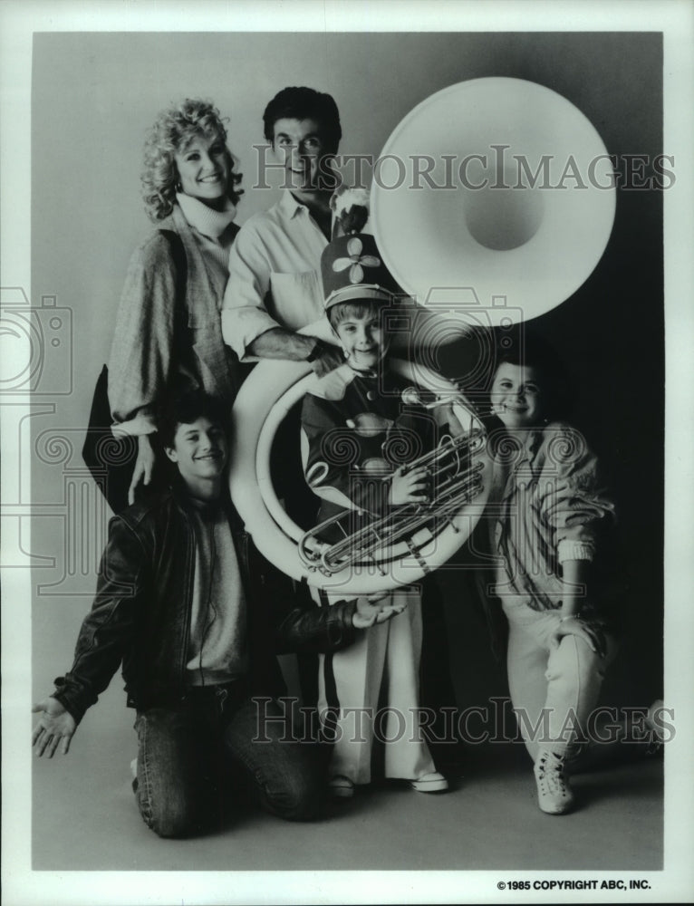 1985 Press Photo Cast of &quot;Growing Pains&quot; ABC TV Series, Joanna Kerns - hcp06417- Historic Images