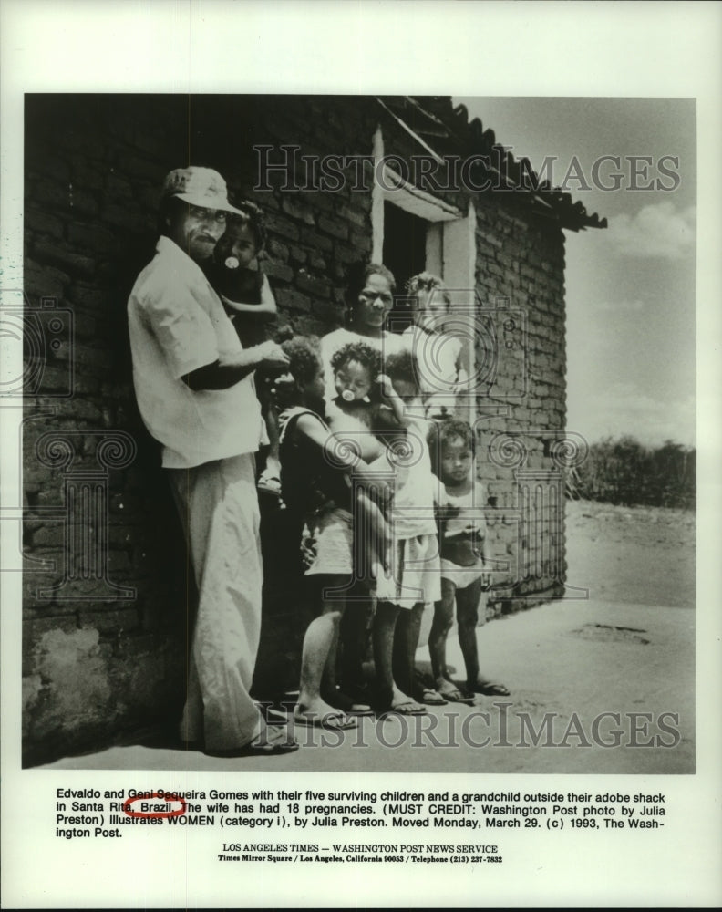 1993 Press Photo Edvaldo, Geni Sequeira Gomes &amp; Family in Santa Rita, Brazil- Historic Images