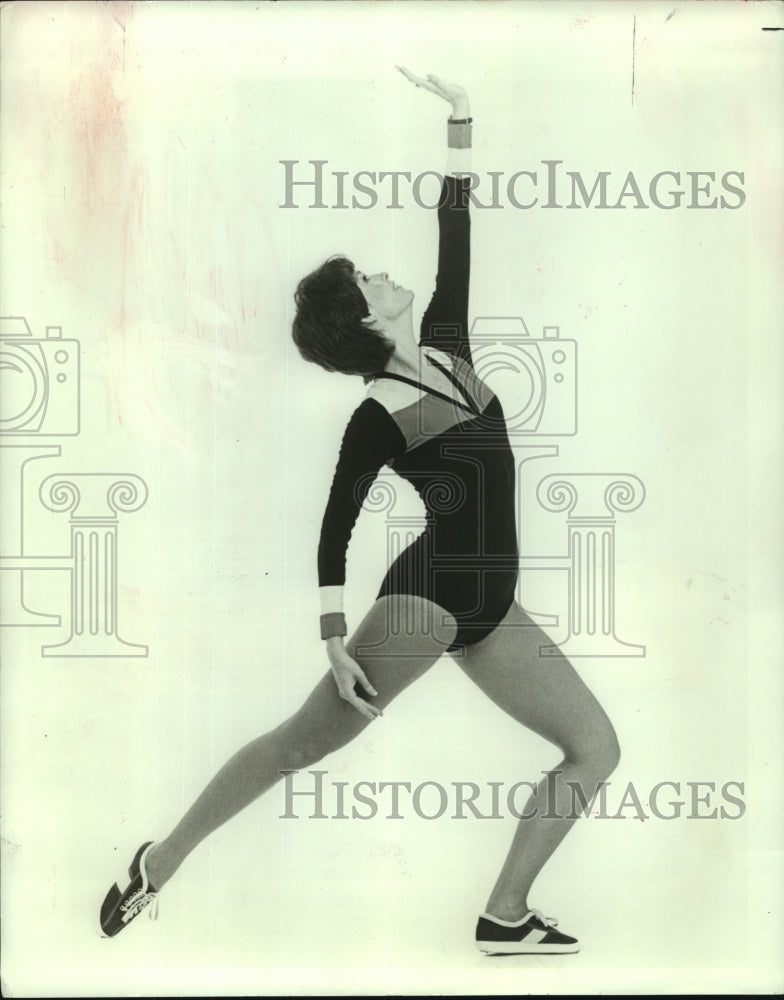 1981 Press Photo Carol Hensel Demonstrating Dancersize Album Exercise Moves- Historic Images