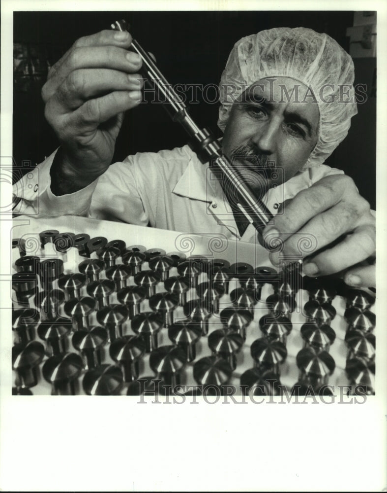 1993 Press Photo SmithKline Beecham technician examines Paxil in Puerto Rico.- Historic Images