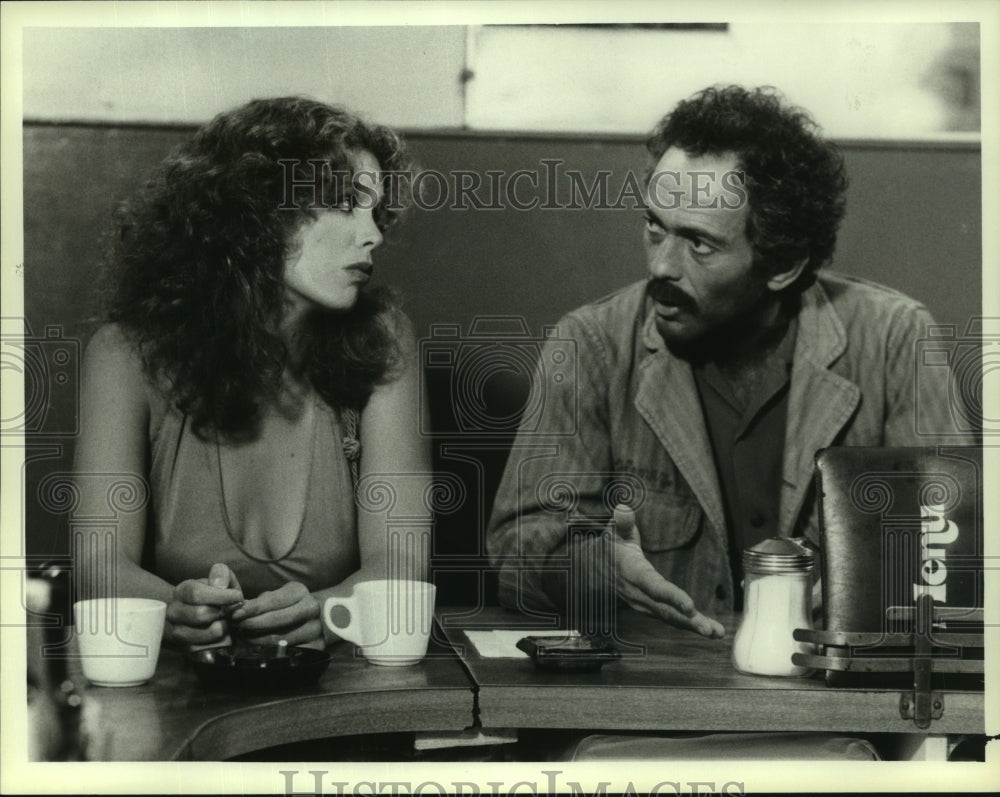 1986 Press Photo Bruce Weitz &amp; Megan Gallagher in scene of &quot;Hill Street Blues&quot;- Historic Images