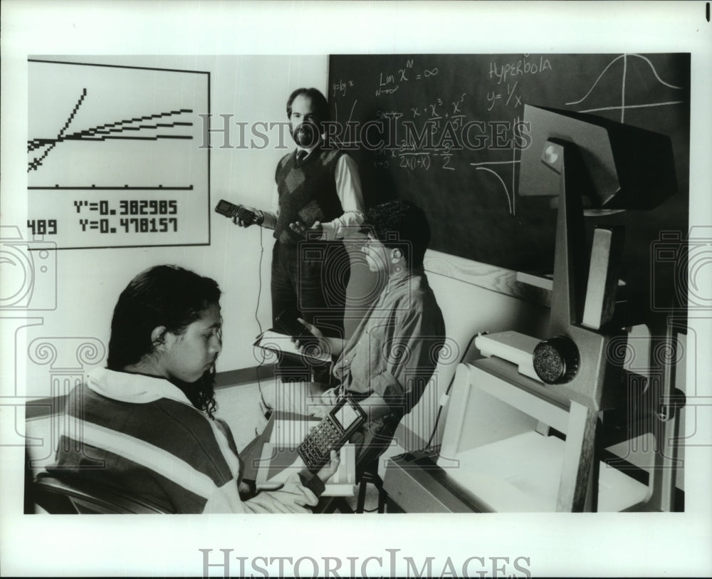 1993 Press Photo Steve Sandler teaches students to use calculators in New Jersey- Historic Images