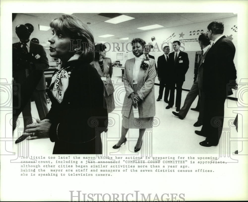 1990 Press Photo The Mayor with her managers and staff at census office, Houston- Historic Images