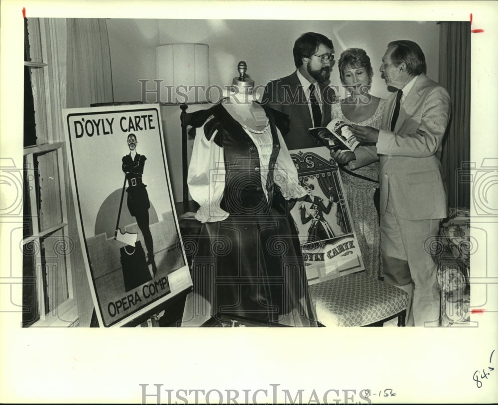 1983 Press Photo Gilbert &amp; Sullivan Society President Dr. Blake views costumes- Historic Images