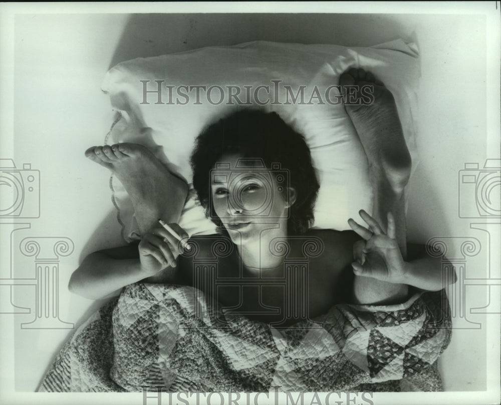 1987 Press Photo Sharon Menzel in "This Show is Beneath Us..." Comedy Workshop- Historic Images