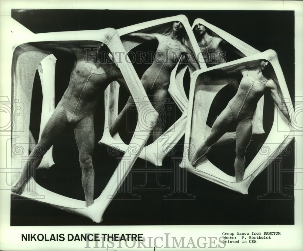 1991 Press Photo Nikolais Dance Theatre dancers in scene from Sanctum.- Historic Images