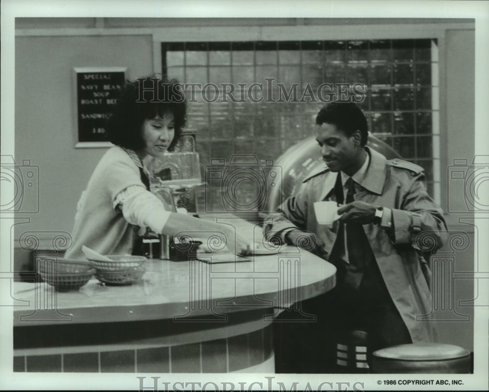 1986 Press Photo Shuko Akune and Kevin Hooks in He&#39;s The Mayor - Diner for Two.- Historic Images