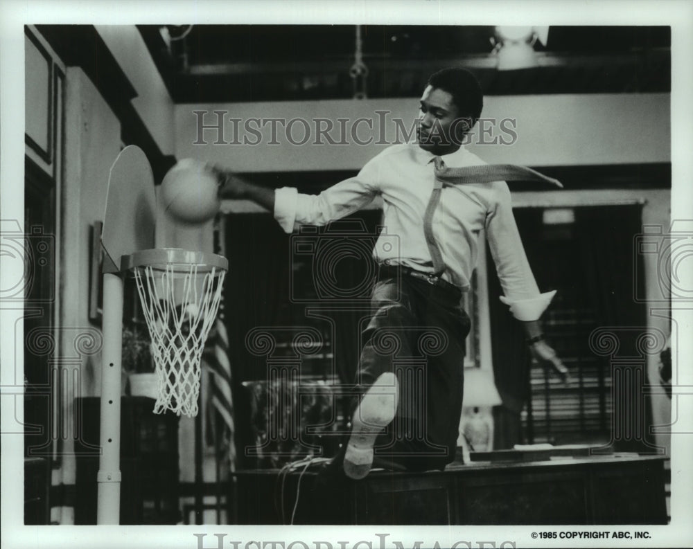 1986 Press Photo Kevin Hooks in a scene from &quot;He&#39;s The Mayor&quot;. - hcp07048- Historic Images