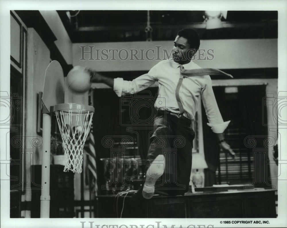 1986 Press Photo Kevin Hooks in a scene from "He's The Mayor". - hcp07048- Historic Images