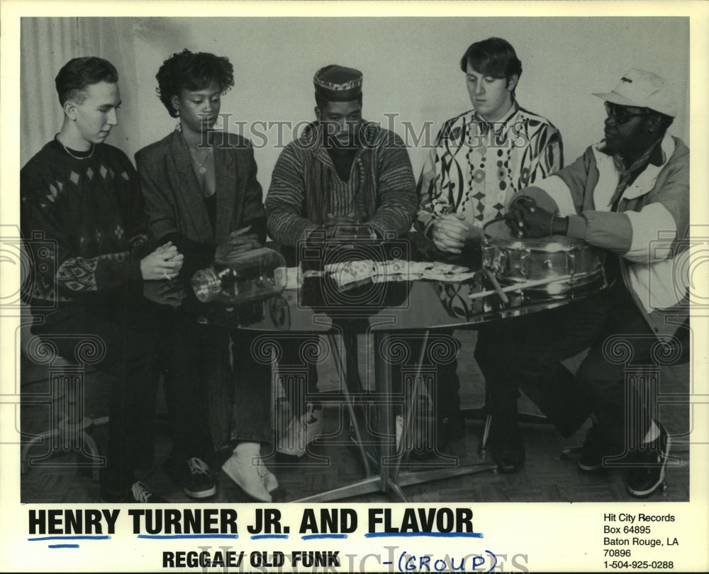 1994 Press Photo Henry Turner Jr. &amp; Flavor Reggae group sitting calmly at table- Historic Images