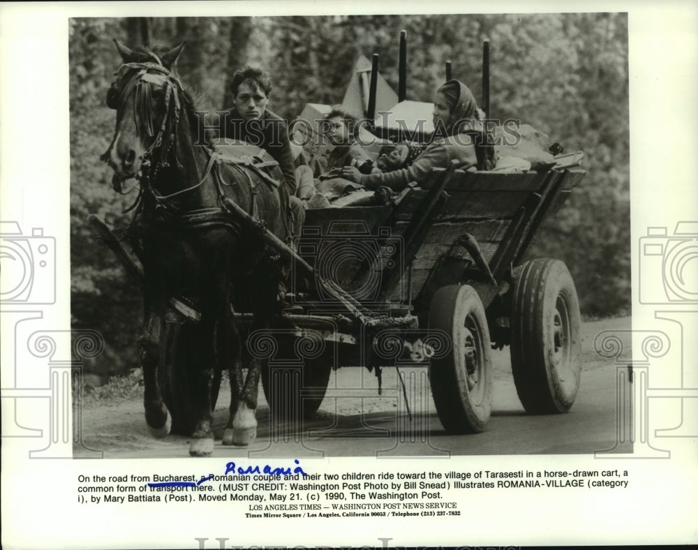 1990 Press Photo Romanian family ride to Tarasesti in horse-drawn cart- Historic Images