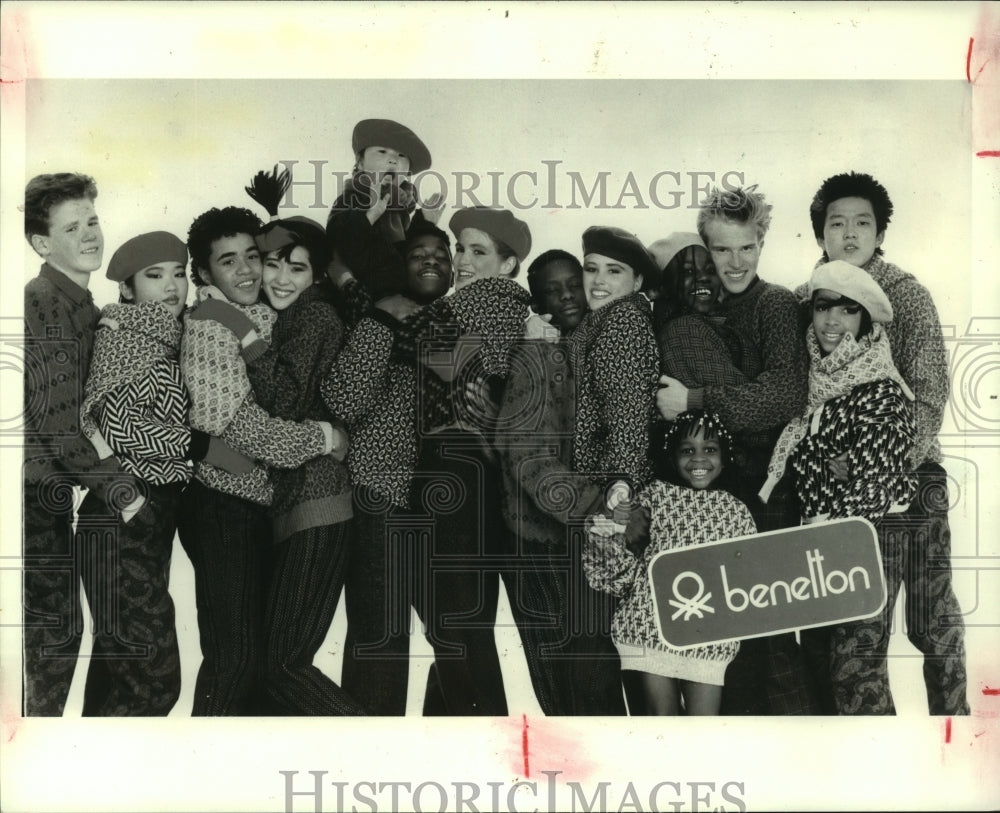 1985 Press Photo Benetton fashion models in oversized sweaters - hcp07181- Historic Images