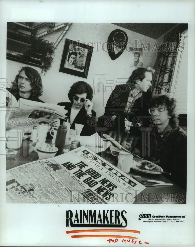 1989 Press Photo Rainmakers band members read paper at breakfast table- Historic Images