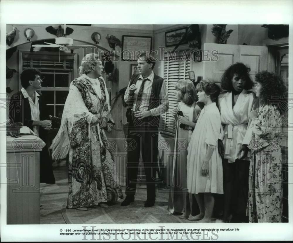 1986 Press Photo Scene on &quot;It&#39;s a Living&quot; TV Show Episode &quot;Night at the Iguana&quot;- Historic Images