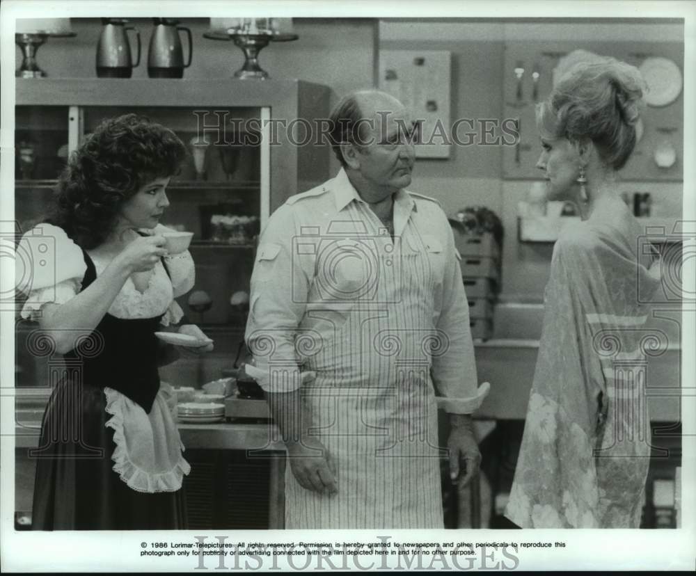 1986 Press Photo Scene on "It's a Living" TV Show Episode "Dot and Howard Show"- Historic Images