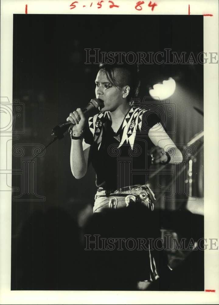 1983 Press Photo Bow Bow Bow on stage at Kat Bullews honky tonk, Texas- Historic Images