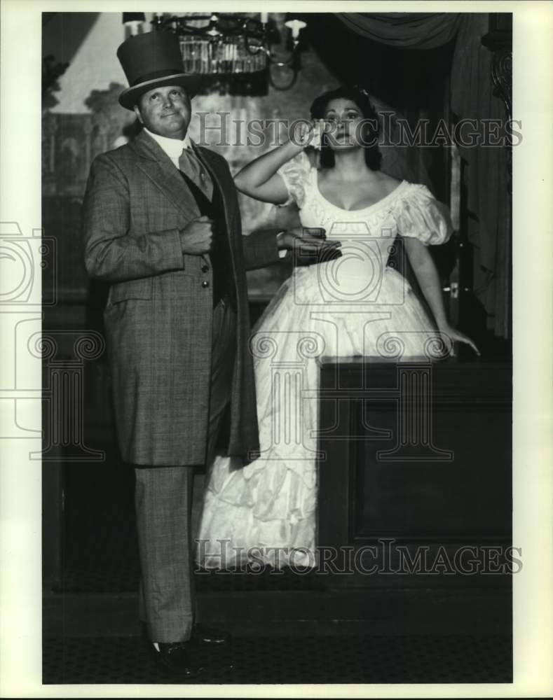 1982 Press Photo Van Russell, Nancy Rotondo, Jimmy&#39;s 2600; Gilbert &amp; Sullvan, TX- Historic Images