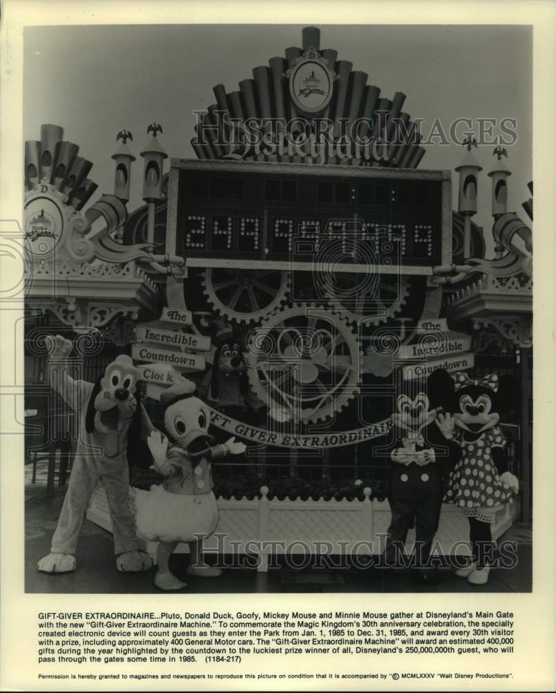 1985 Press Photo Disneyland characters at &quot;Gift-Giver Extraordinaire Machine&quot;- Historic Images