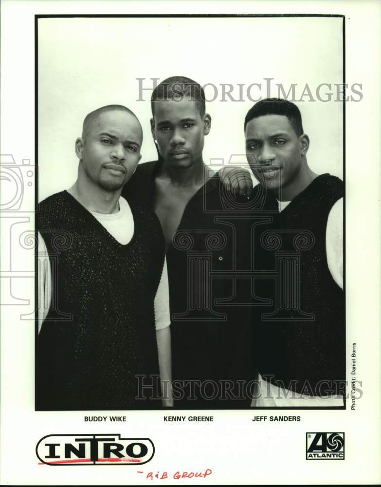 1995 Press Photo Members of the R&amp;B music group Intro - hcp08568- Historic Images