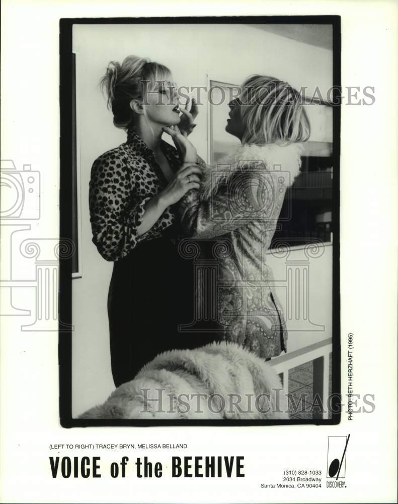 1995 Press Photo Tracey Bryn and Melissa Belland of Voice of the Beehive Group- Historic Images