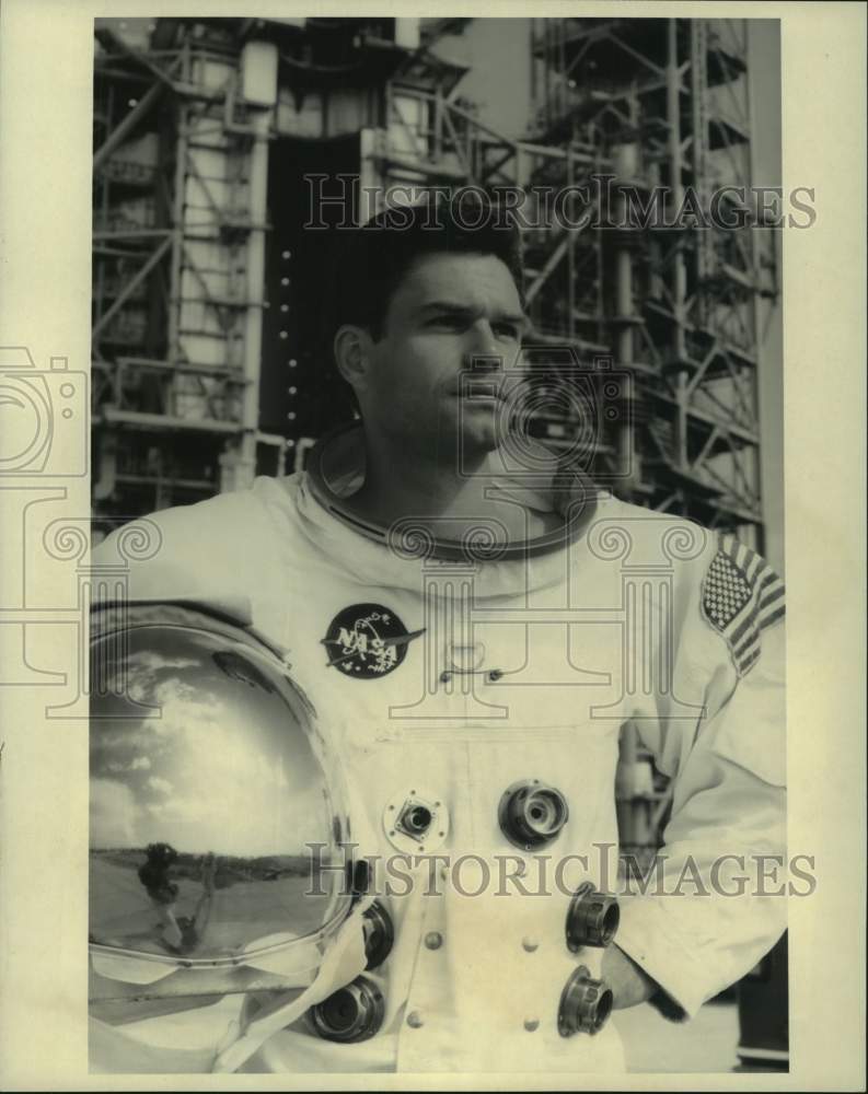 1985 Press Photo Harry Hamlin is an Astronaut in Mini-Series &quot;Space&quot; on CBS- Historic Images