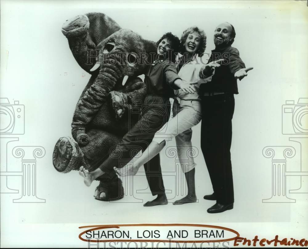 1986 Press Photo Entertainers Sharon, Lois, Bram with One Elephant Deux Elephant- Historic Images