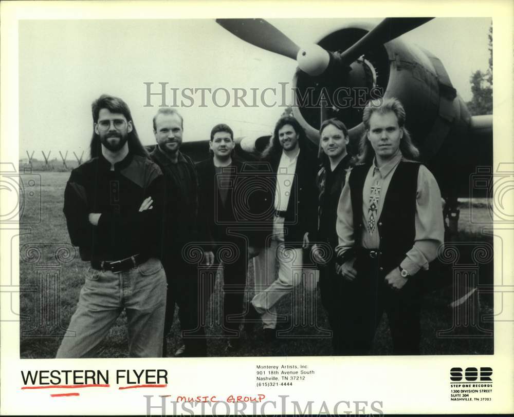 1996 Press Photo Members of music group Western Flyer in front of plane- Historic Images