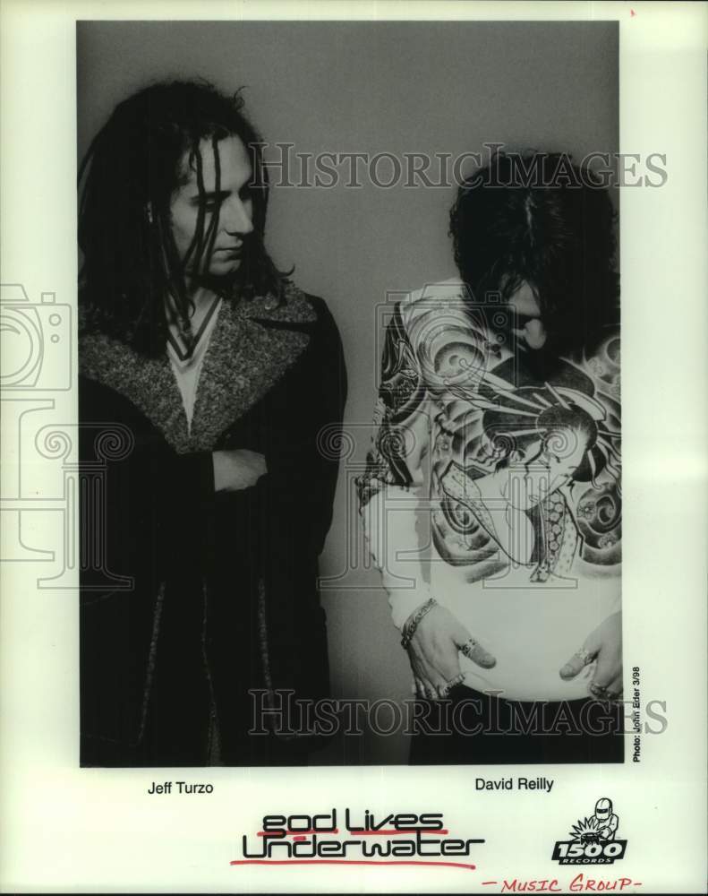 1998 Press Photo Jeff Turzo and David Reilly of God Lives Underwater music group- Historic Images