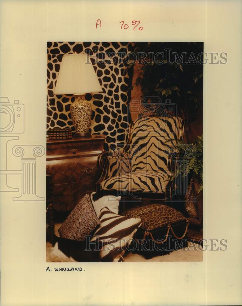 1993 Press Photo Faux animal skins at Suniland Gallery - hcp10238- Historic Images