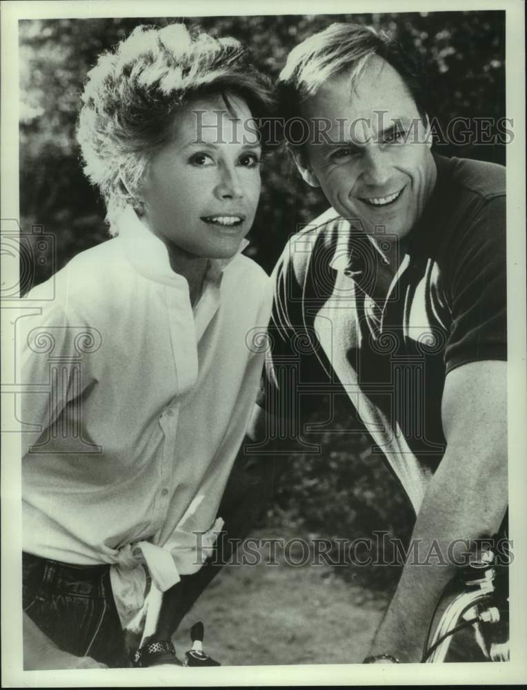 1988 Press Photo Mary Tyler Moore &amp; Edward J. Moore to star in new show- Historic Images