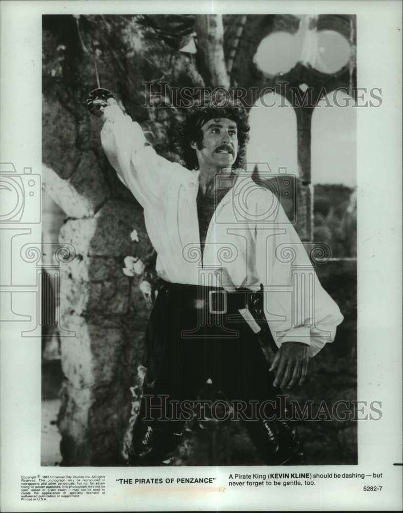 1983 Press Photo Kevin Kline in Scene from The Pirates of Penzance - hcp11585- Historic Images