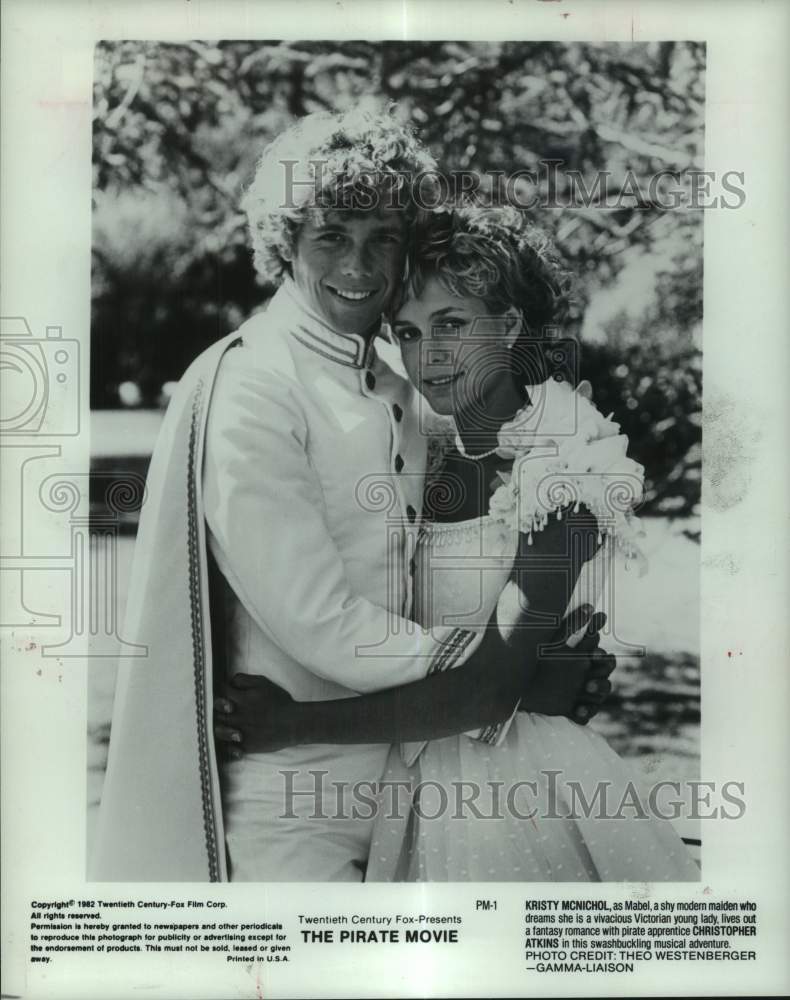 1982 Press Photo Kristy McNichol, Christopher Atkins embrace - The Pirate Movie- Historic Images