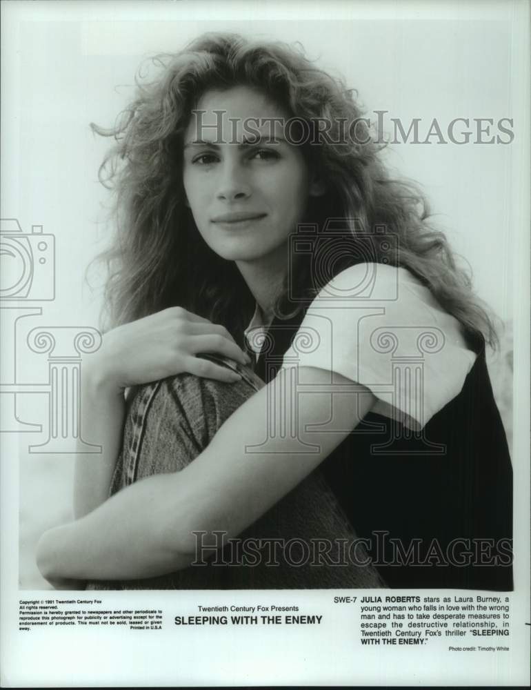 1991 Press Photo Julia Roberts is Laura Burney in &quot;Sleeping With the Enemy&quot;- Historic Images