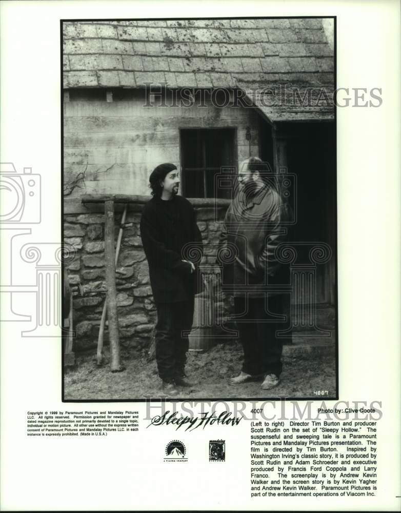 1999 Press Photo Director Tim Burton &amp; producer Scott Rudin on Sleepy Hollow set- Historic Images