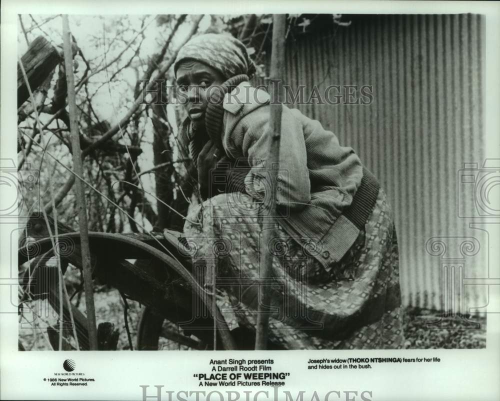 1986 Press Photo Thoko Ntshinga hides in the bush - &quot;Place of Weeping&quot; movie- Historic Images