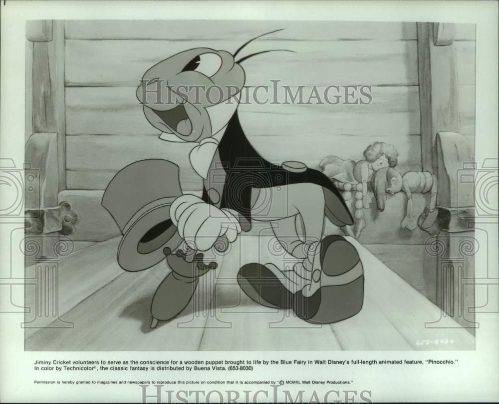 1940 Press Photo Jiminy Cricket Leans on Umbrella in Scene from Pinocchio- Historic Images