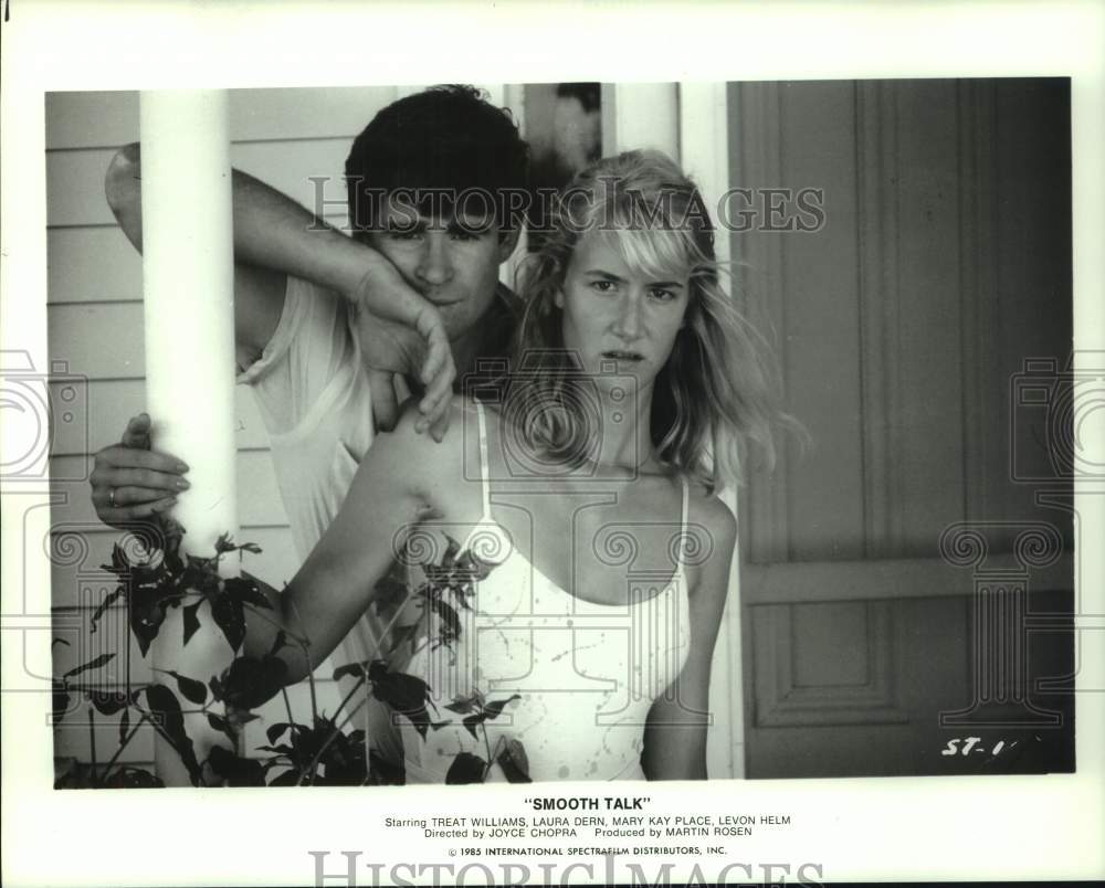 1985 Press Photo Couple watches from porch in scene from movie &quot;Smooth Talk&quot;- Historic Images