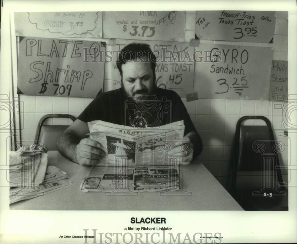 1991 Press Photo &quot;Slacker&quot; movie scene - reading the newspaper in diner- Historic Images