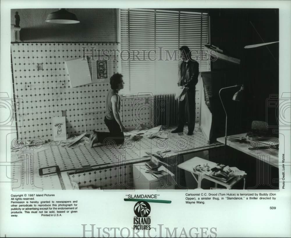 1987 Press Photo Tom Hulce terrorized by Don Opper in &quot;Slamdance&quot; movie scene- Historic Images