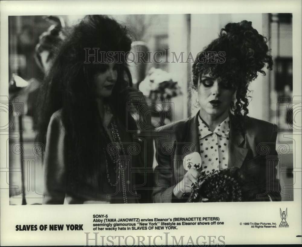 1989 Press Photo Actor Bernadette Peters and Tama Janowitz in Slaves of New York- Historic Images