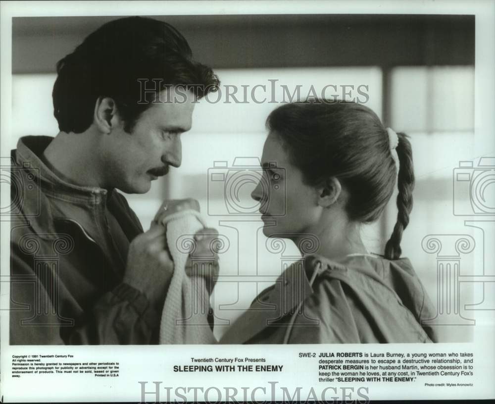 1991 Press Photo Julia Roberts, Patrick Bergin star in "Sleeping With