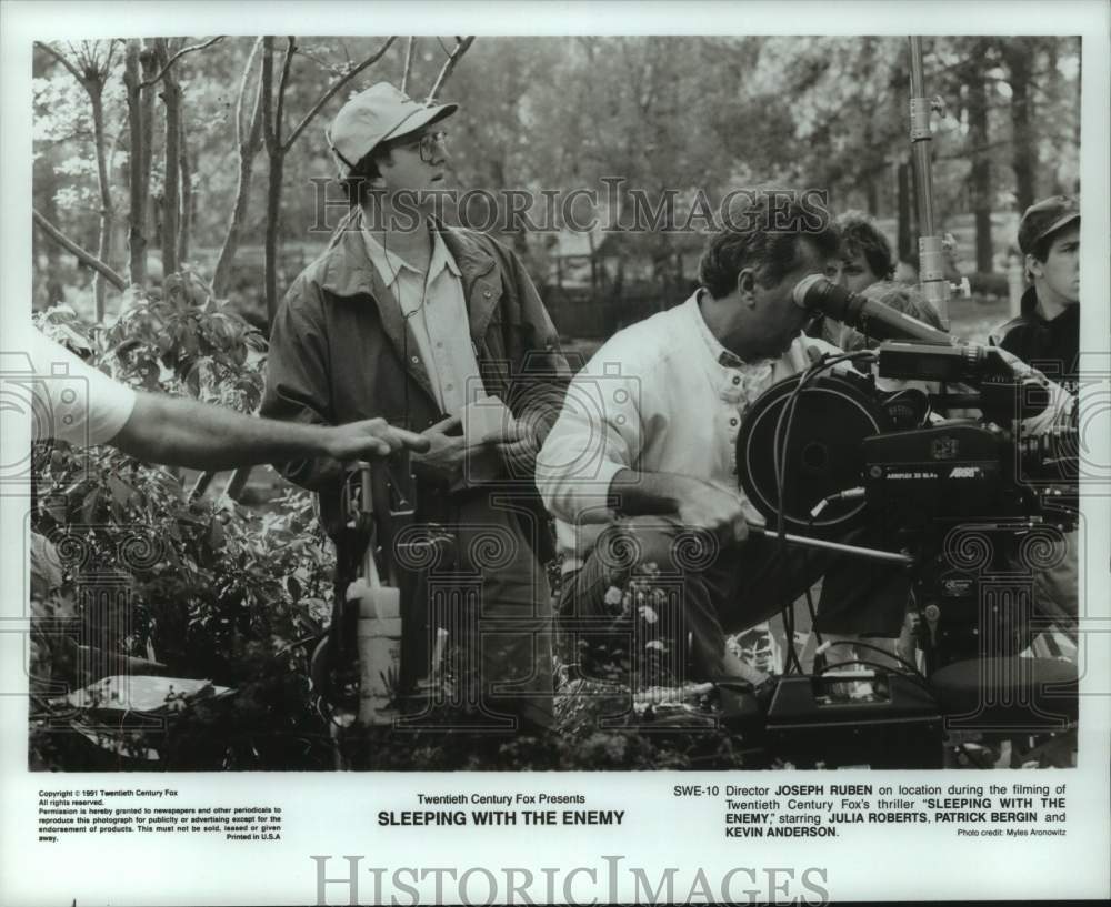 1991 Press Photo Joseph Ruben directing the movie &quot;Sleeping With The Enemy.&quot;- Historic Images