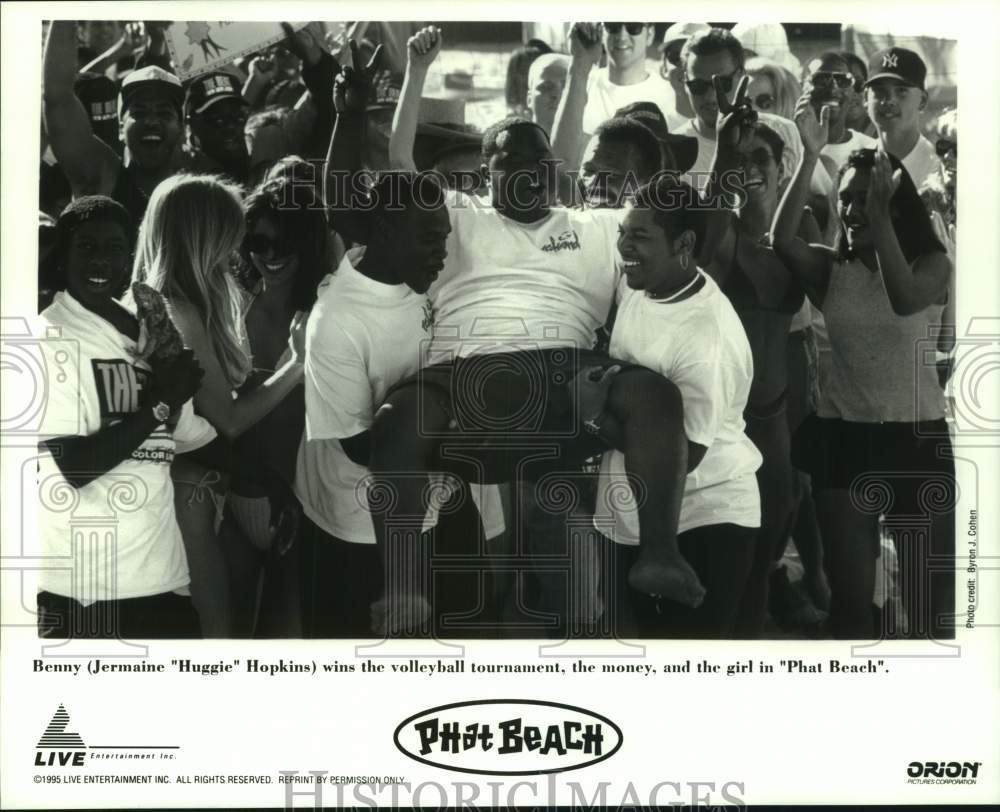 1995 Press Photo Volleyball Tournament Celebration Scene in &quot;Phat Beach&quot;- Historic Images