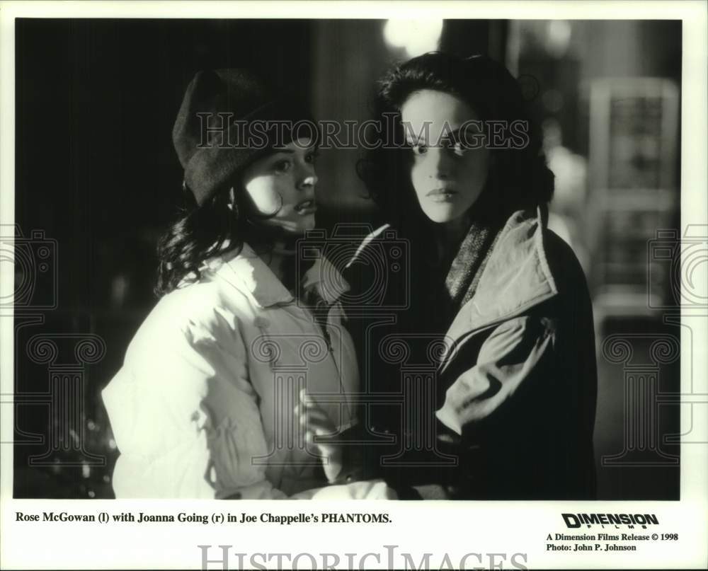 1998 Press Photo Rose McGowan, Joanna Going in Joe Chappelle&#39;s &quot;Phantoms&quot;- Historic Images