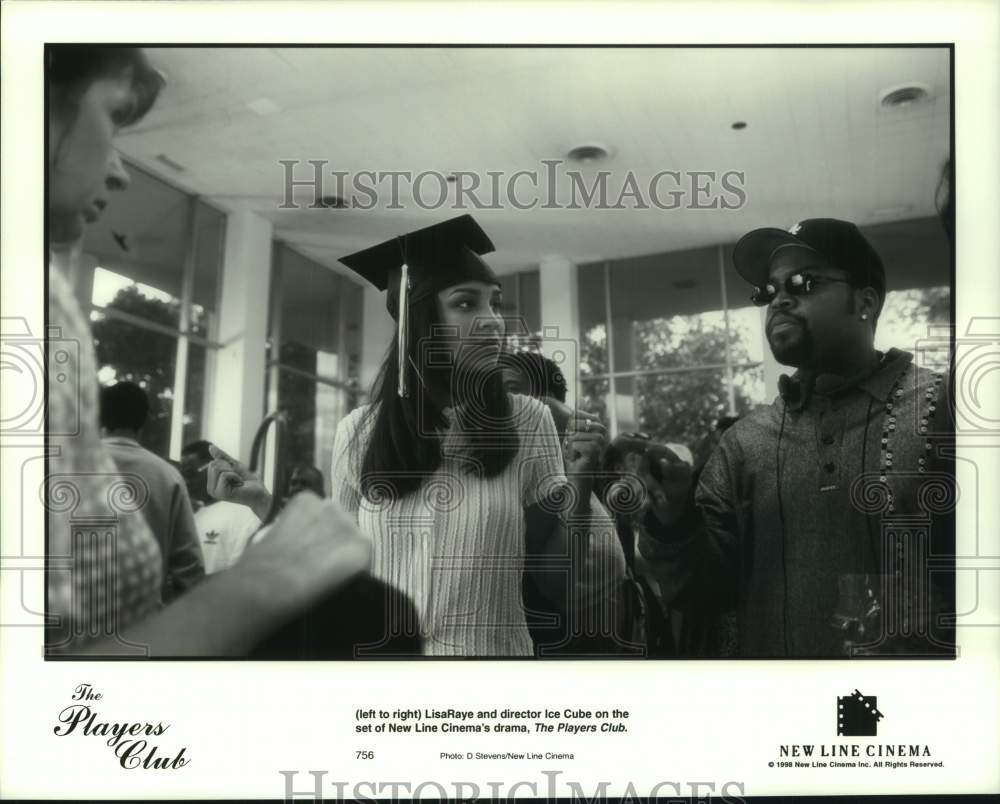 1998 Press Photo Lisa Raye &amp; director Ice Cube on set of &quot;The Players Club&quot;- Historic Images