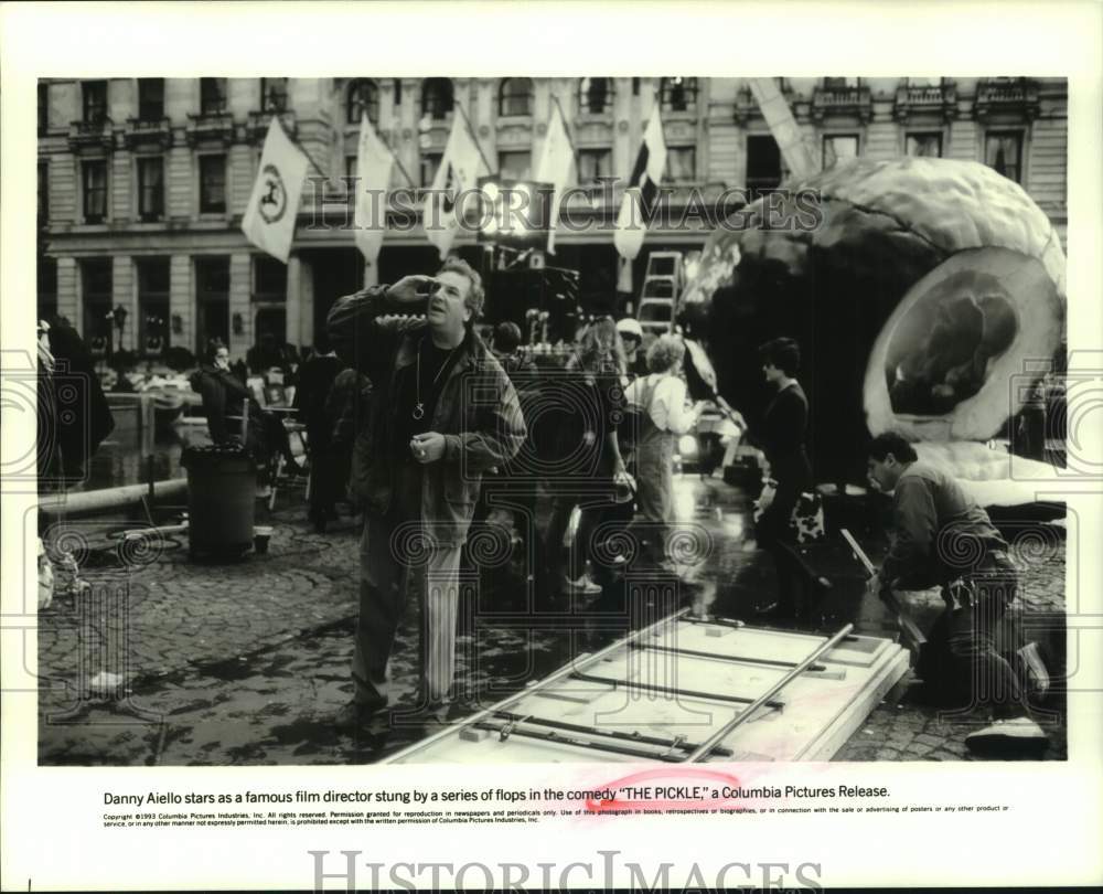 1993 Press Photo &quot;The Pickle&quot; Movie Scene Starring Danny Aiello - hcp12749- Historic Images